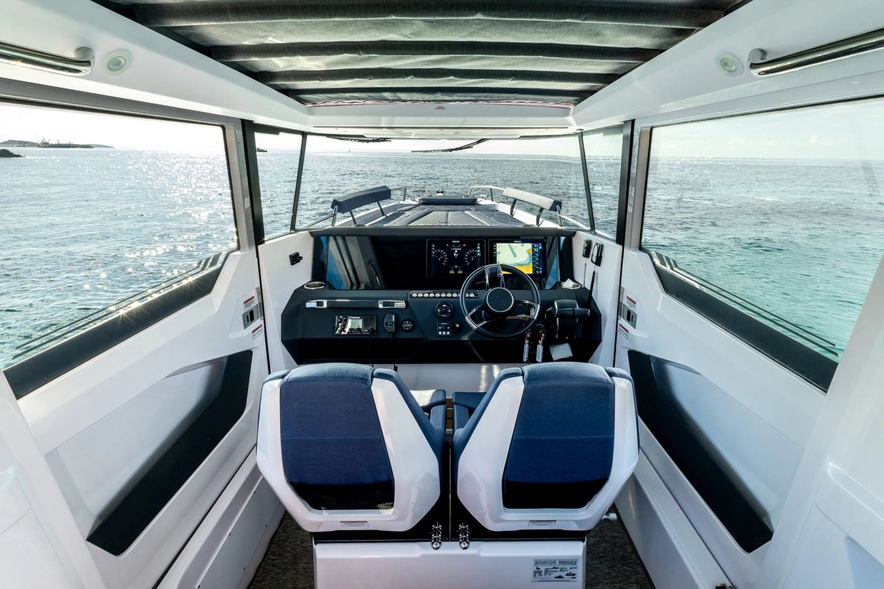 Axopar 29 XC Helm Controls