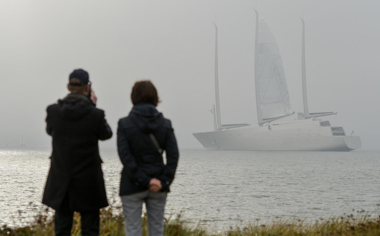 Die größte Segelyacht der Welt verlässt Kiel