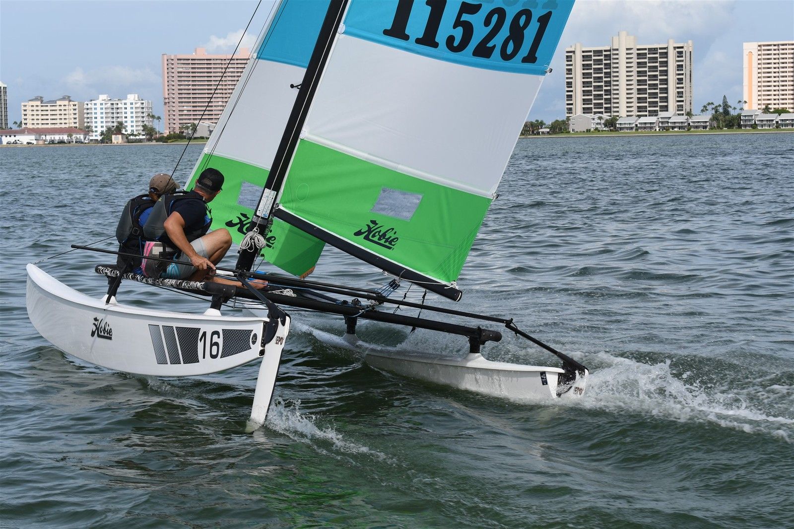 Deux marins sur un Hobie Cat 16 s'approchant du port.