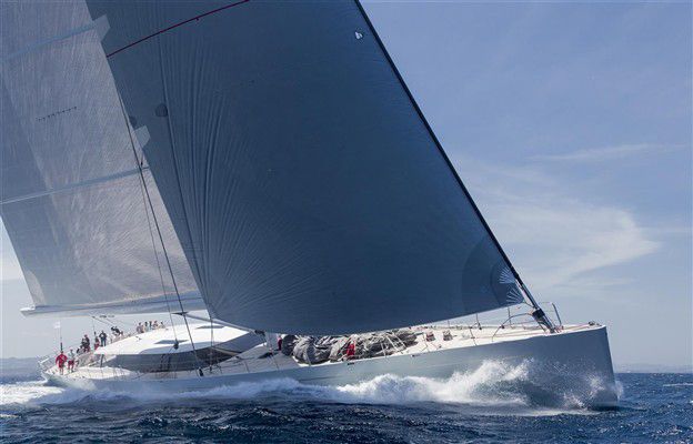 Un superyacht remonte au vent avec beaucoup de passagers