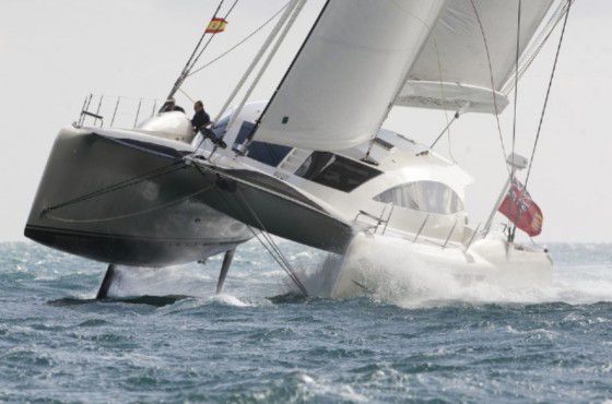 Un catamaran Tag 60 navigue sur une coque.
