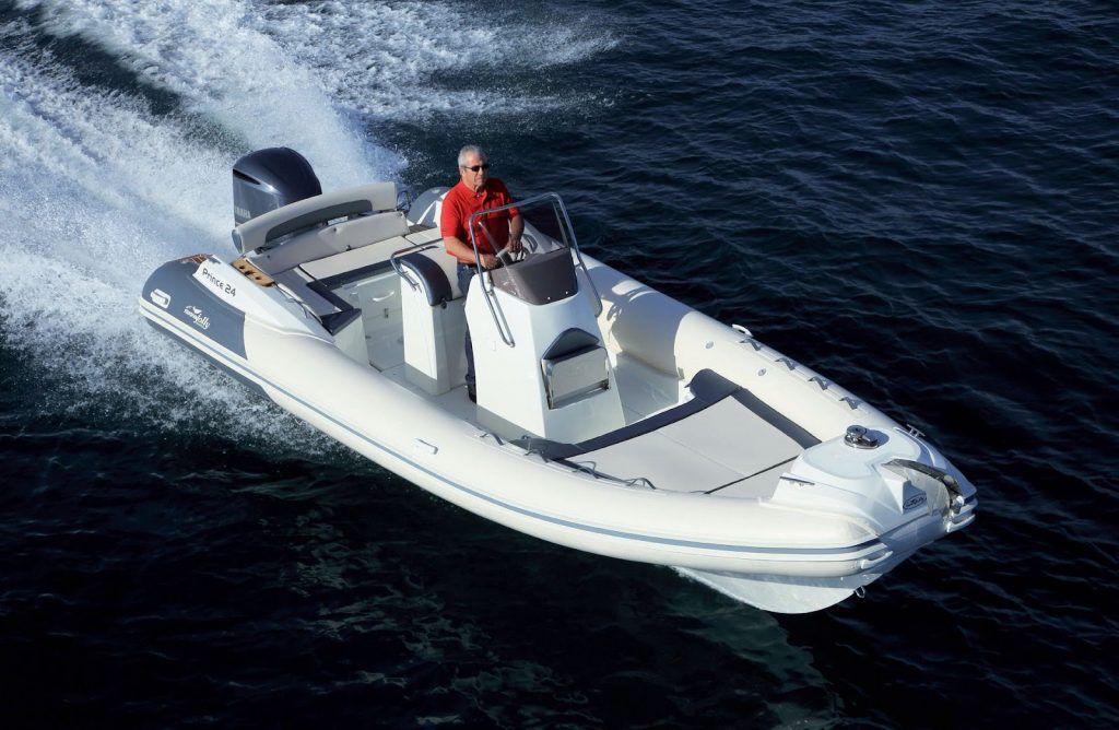 Un uomo in crociera su un RIB