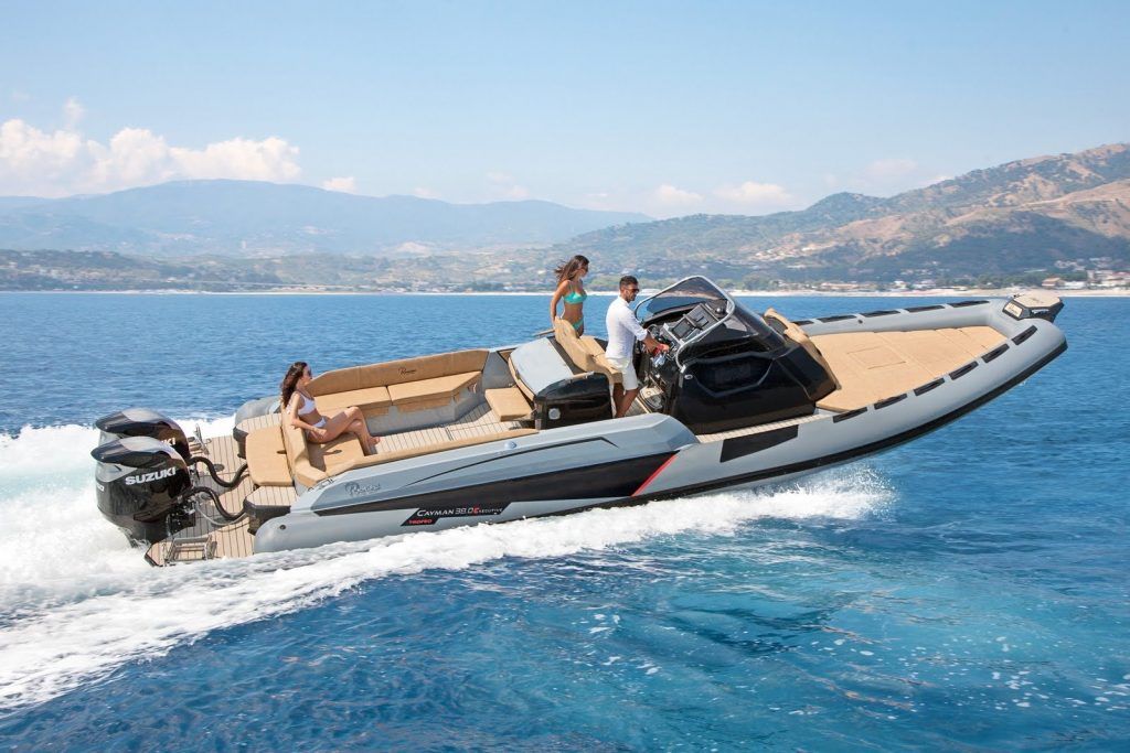 Un uomo e due donne a bordo di un Ranieri Cayman 32 in crociera nel Mediterraneo.