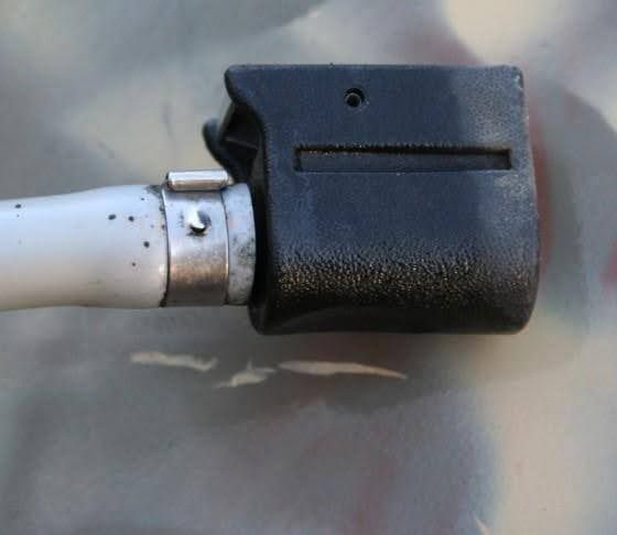 Immagine ravvicinata di un tubo per il carburante della barca. 