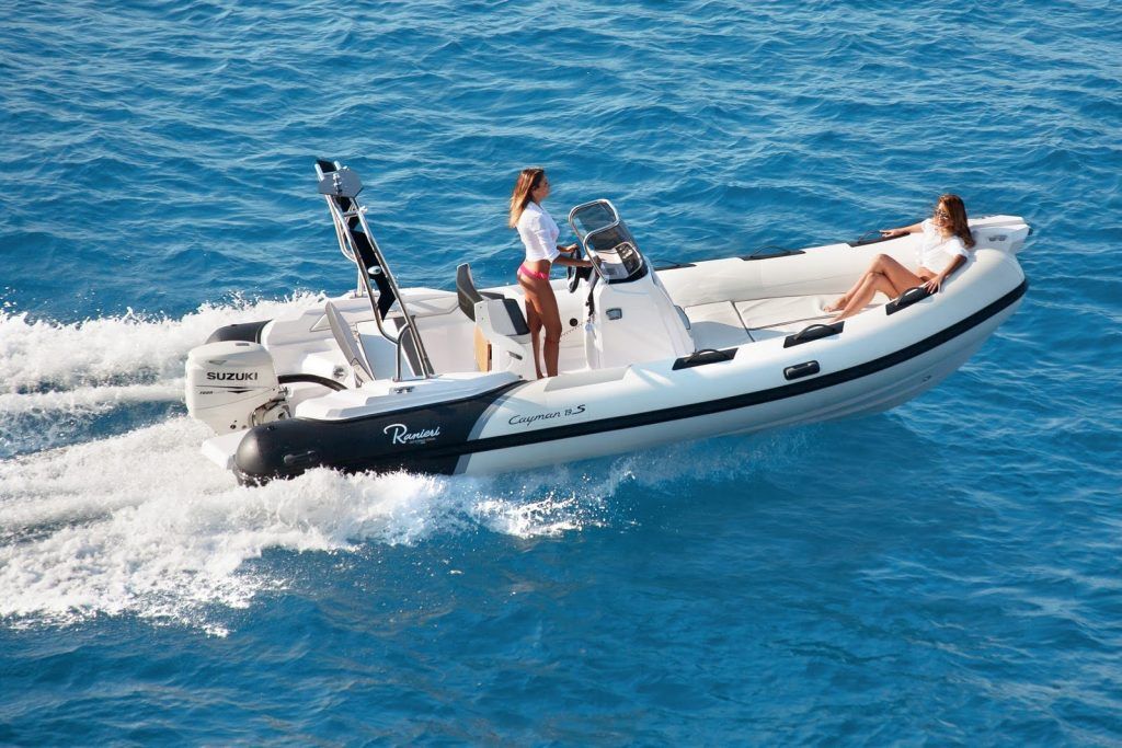 Due donne a bordo di un Ranieri Cayman 19 Sport