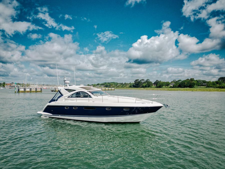 Fairline Targa cruiser sportivo ormeggiato nel porto turistico