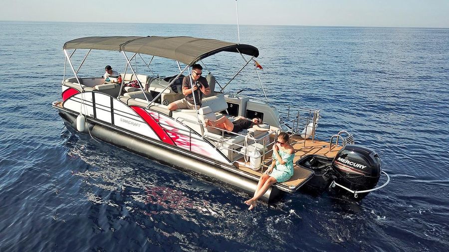 Persone che si rilassano su un pontone in mare