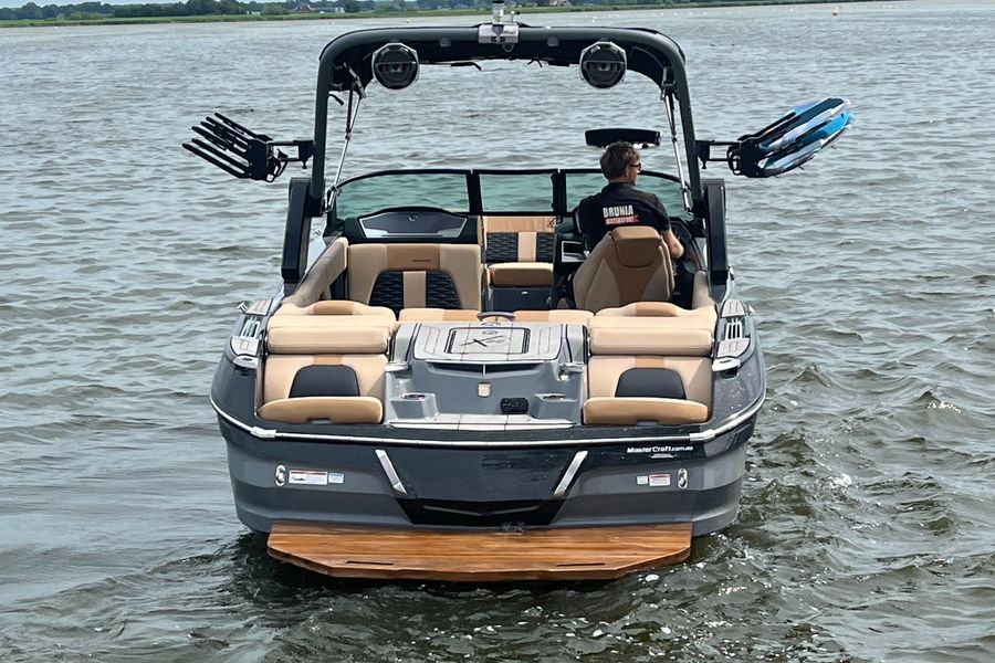 Una MasterCraft X22 in mare