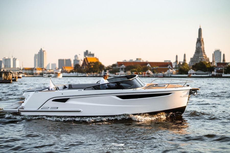Una Alphastreet 23 cabin Evolution su un canale olandese