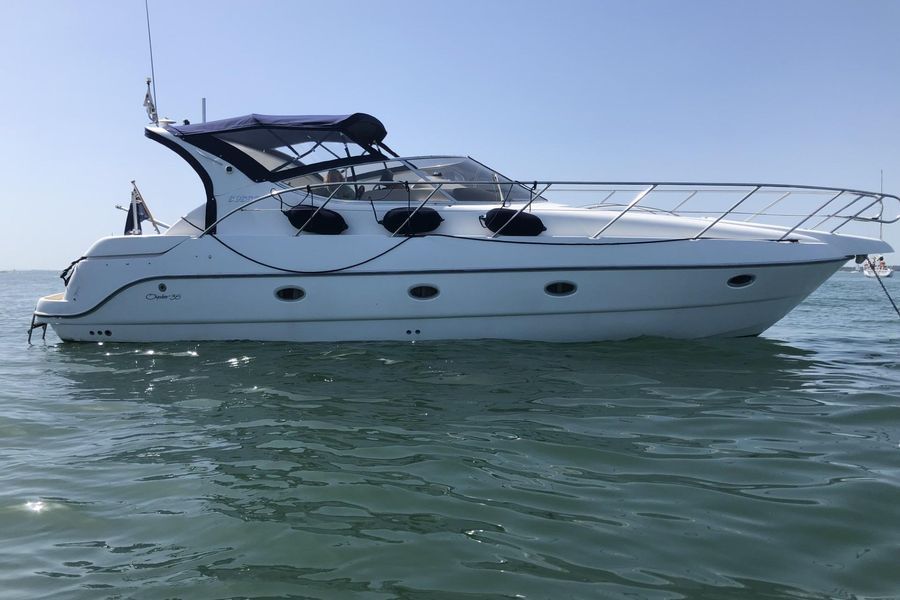 Sessa Marine Oyster 35 con amplia cabina di poppa in mare