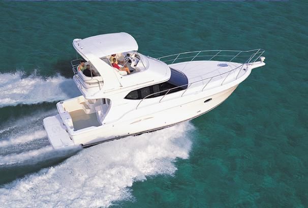 Un cruiser convertibile Silverton 34 in mare