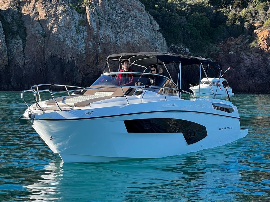 Una barca da pesca d'acqua dolce Karnic en mare