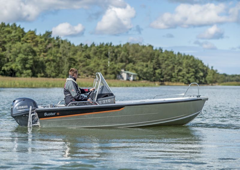 Una barca da pesca in alluminio Buster S su un lago