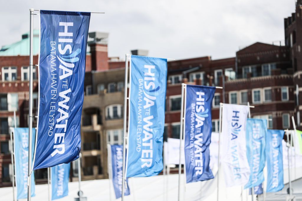 HISWA-vlaggen wapperen in de bries op de promenade