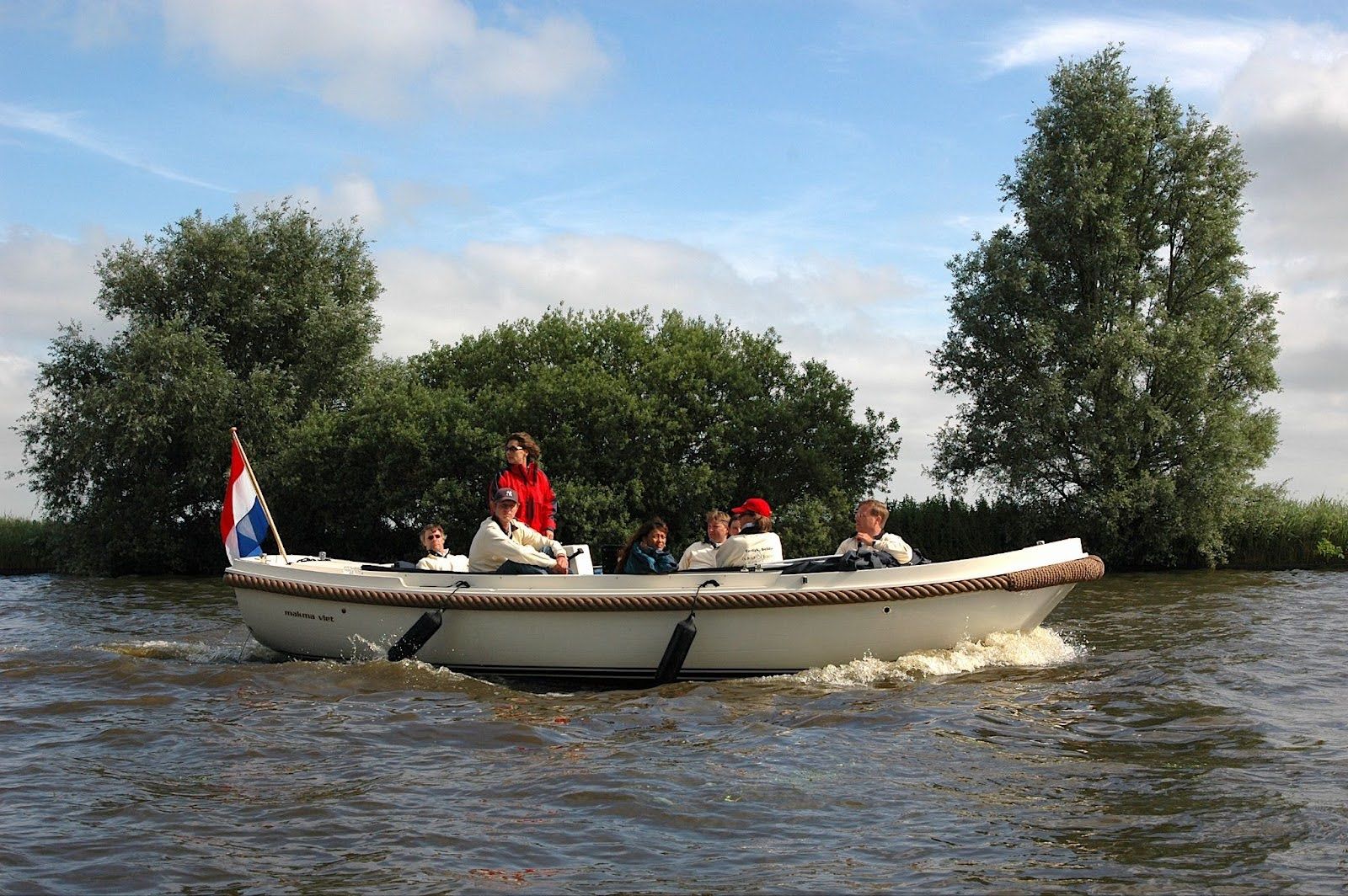 Een gezin dat cruist op een Makma sloep