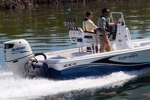 Twee mannen besturen een boot met een Suzuki-motor.